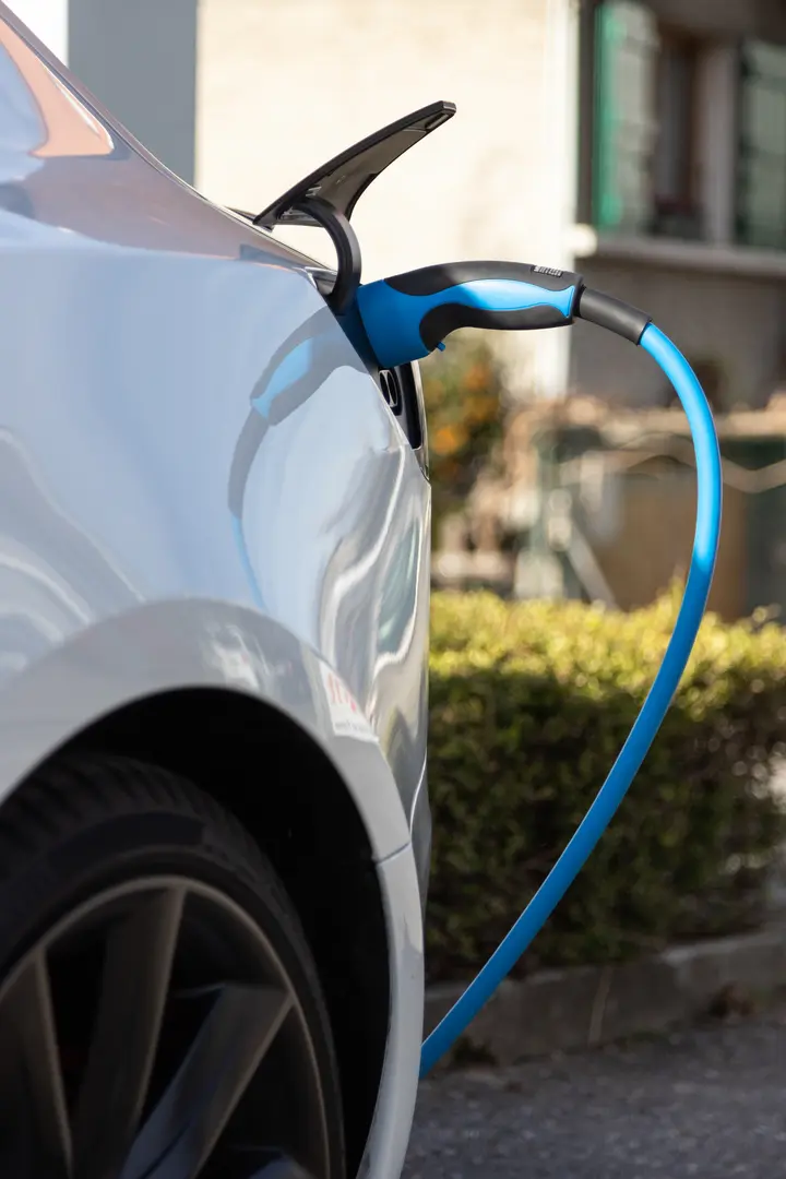 Ladestecker in der Ladebuchse eines Elektroautos