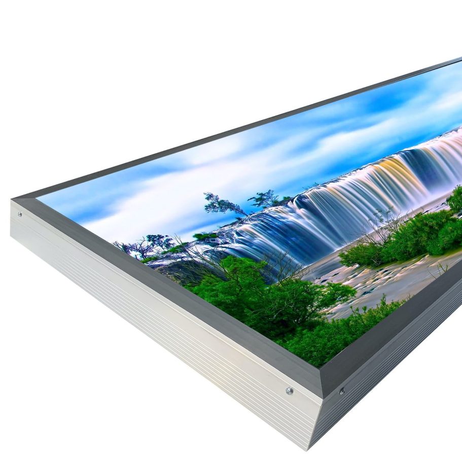 Bild eines Wasserfalls mit üppigem Grün im Vordergrund und blauem Himmel im Hintergrund.