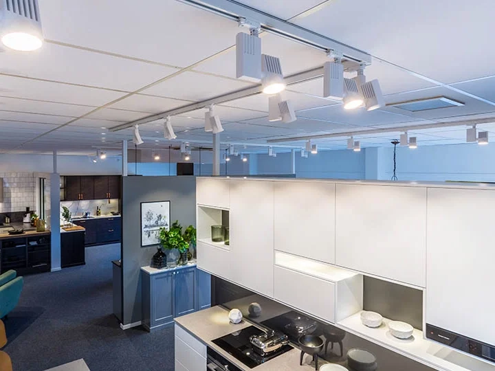 Helle moderne Küche mit Akzentbeleuchtung und Küchengeräten wie Ofen Anschluss