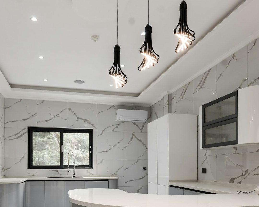 Moderne Küche mit heller Beleuchtung, LED spots und hängenden Lampen.