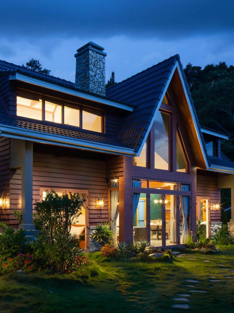 Rohre und Kabel in einem Deckenbereich, mit sichtbarem Gerätekabel und Leitungen.