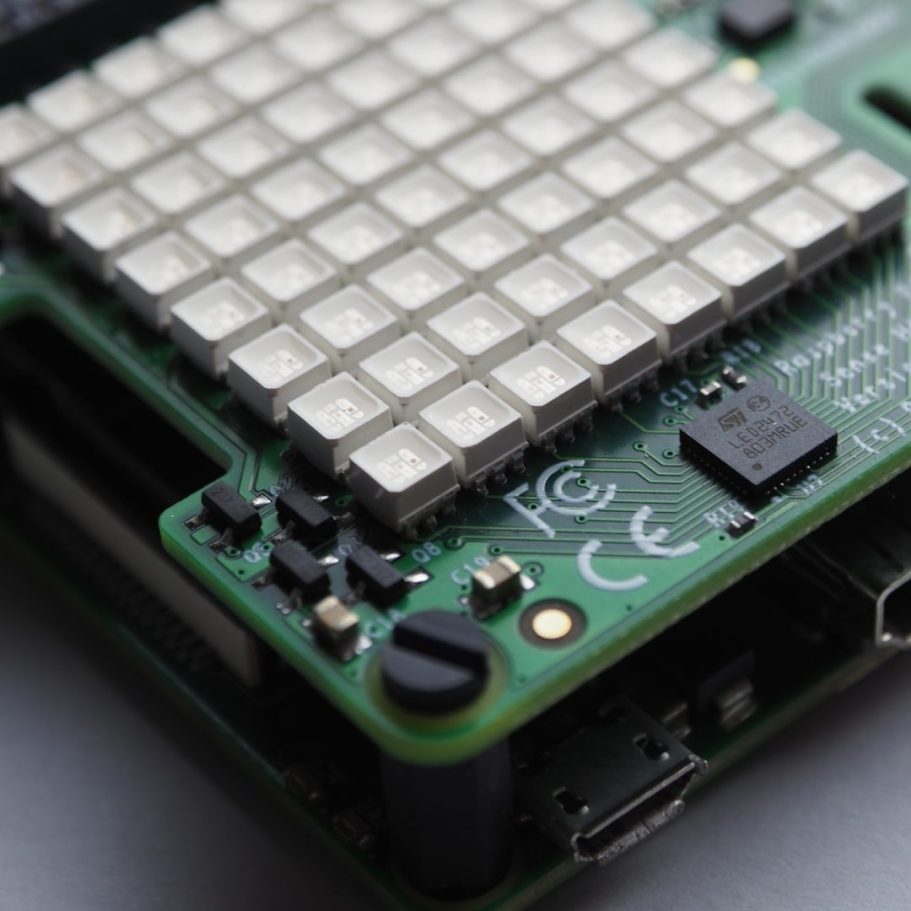 Grüner Schaltkreis mit einer matrixförmigen Anordnung kleiner, leuchtender LEDs.