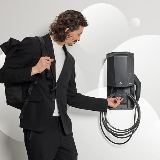 Einfache Ladestation für die Garage oder Wandmontage mit Halterung